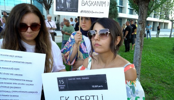 Ankara Büyükşehir Belediyesi çalışanları belediye önünde eylem yaptı!